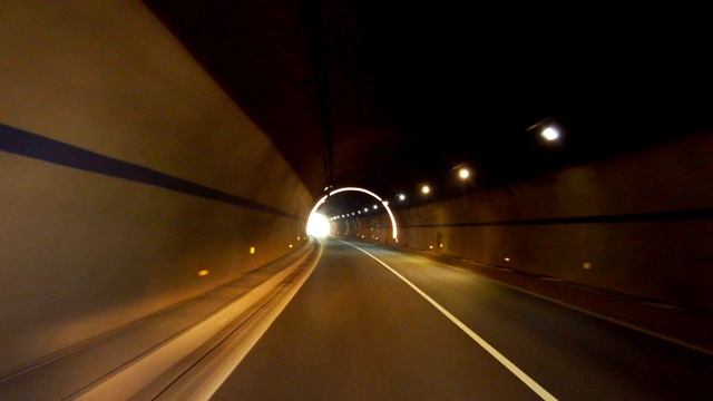 詳情圖-汽車在隧道行駛的觀點，中國。