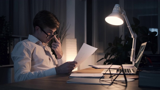 疲惫的商人在办公室工作到深夜