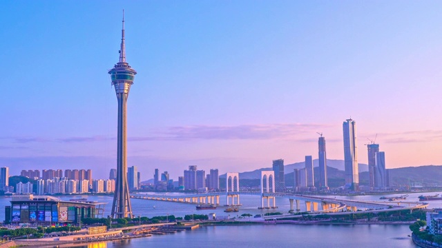日落时分，澳门城市天际线全景，澳门塔地标和赛凡桥，繁忙城市的概念。