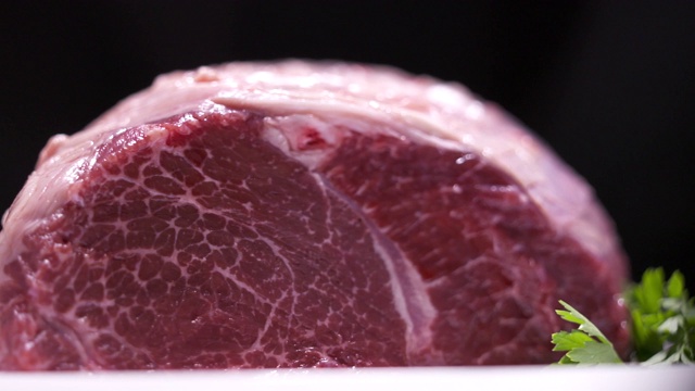 生大理石肉切牛肉旋转深色背景