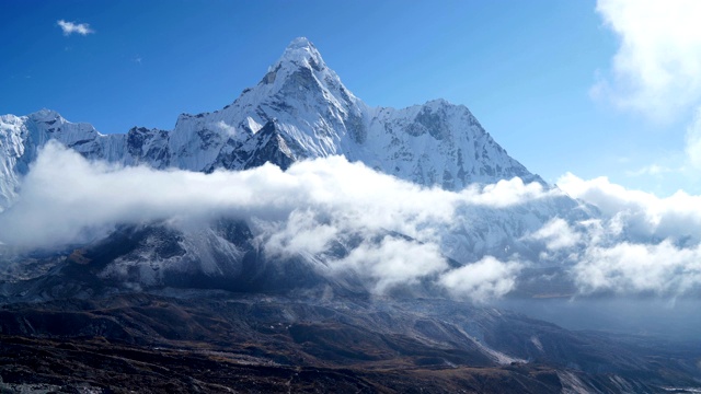 尼泊尔Sagarmatha国家公园的Dingboche定居点附近海拔6814米的山峰Ama Dablam。珠峰大本营(EBC)徒步路线。