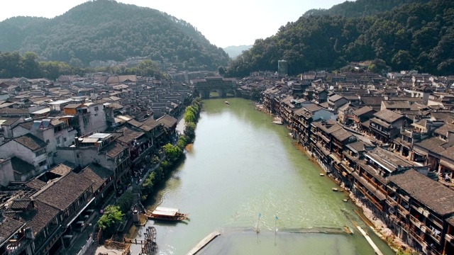 鸟瞰图凤凰古城风光，中国湖南