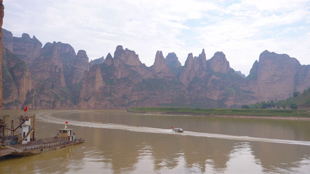 中国甘肃刘家峡冰陵寺黄河景观。