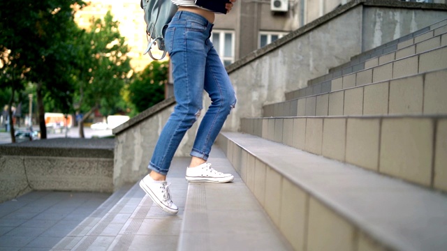 女学生爬楼梯