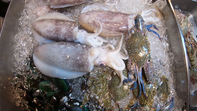 詳情圖-街頭市場柜臺的各種新鮮海鮮。螃蟹、蝦、魷魚、章魚、魚和貽貝冰鎮(zhèn)。