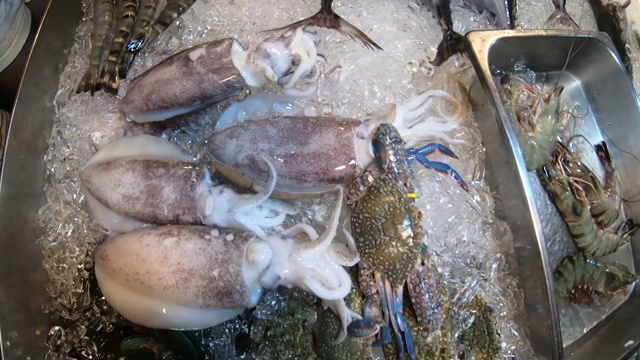 詳情圖-街頭市場柜臺的各種新鮮海鮮。螃蟹、蝦、魷魚、章魚、魚和貽貝冰鎮(zhèn)。