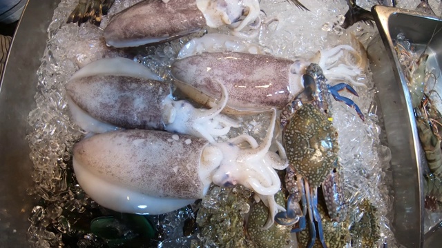詳情圖-街頭市場柜臺的各種新鮮海鮮。螃蟹、蝦、魷魚、章魚、魚和貽貝冰鎮(zhèn)。