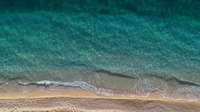 詳情圖-鳥瞰清澈的綠松石大海和波浪