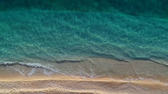 詳情圖-鳥瞰清澈的綠松石大海和波浪