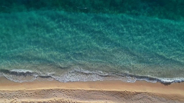 詳情圖-鳥瞰清澈的綠松石大海和波浪