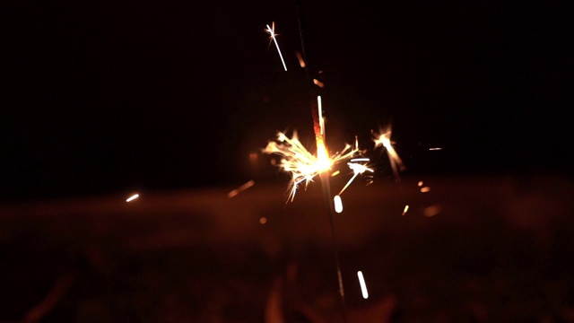 手持烟花和烟花的女人