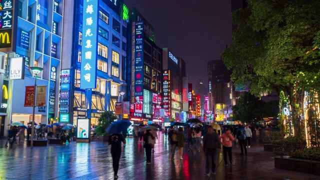 4k时间流逝:游客人群在南京路购物街的夜晚与反思，中国上海。
