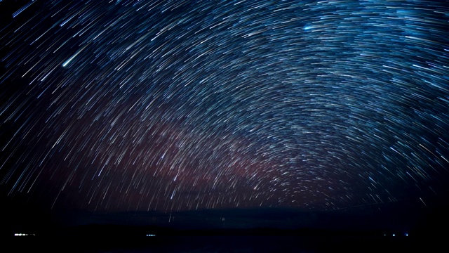 TL黑暗天空中的星迹海景附近的夜景封锁