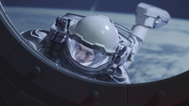 宇航员在宇宙飞船的窗口漂浮