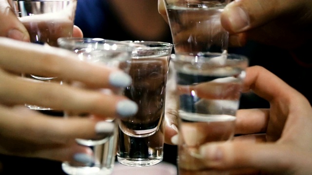 酒精。眼镜用酒精。人喝酒。