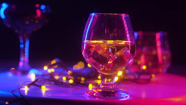 旋转的架子上放着装饮料的玻璃杯。在中心有黄色的花环。