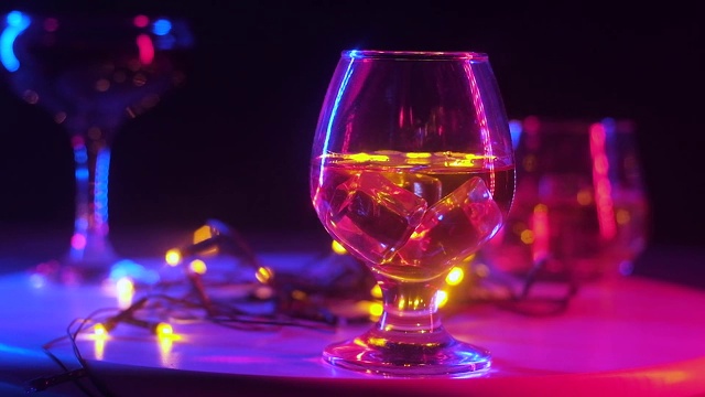 詳情圖-旋轉的架子上放著裝飲料的玻璃杯。在中心有黃色的花環(huán)。