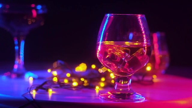 詳情圖-旋轉的架子上放著裝飲料的玻璃杯。在中心有黃色的花環(huán)。
