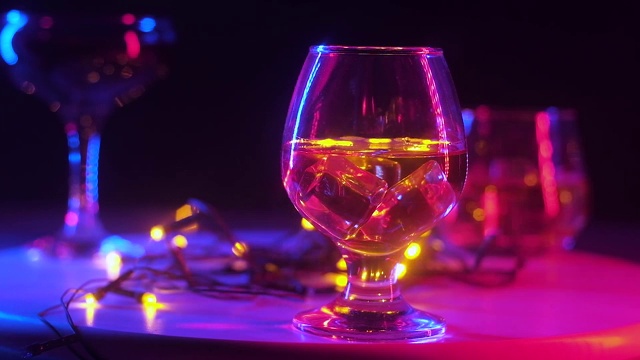 詳情圖-旋轉的架子上放著裝飲料的玻璃杯。在中心有黃色的花環(huán)。