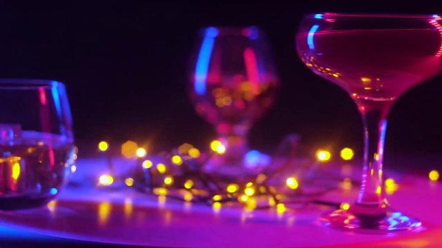 詳情圖-旋轉的架子上放著裝飲料的玻璃杯。在中心有黃色的花環(huán)。