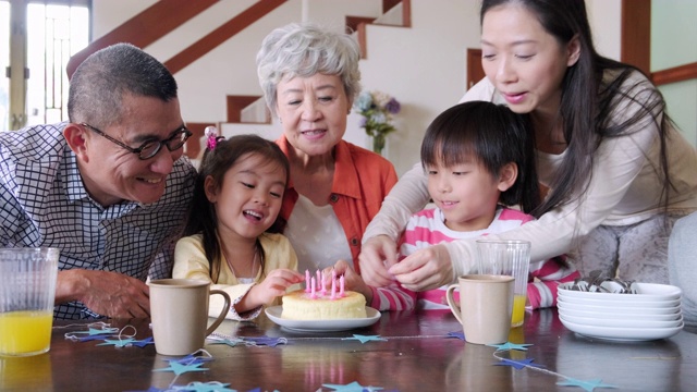 多代同堂的中国家庭在家为孩子庆祝生日