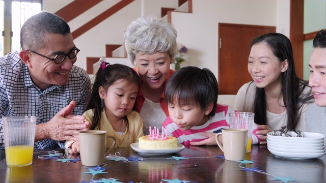 詳情圖-多代同堂的中國家庭在家為孩子慶祝生日