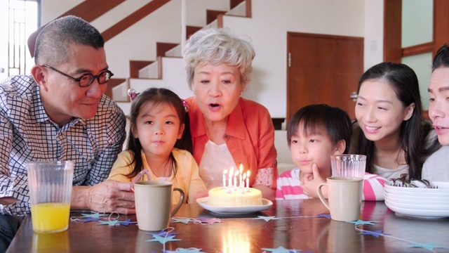 詳情圖-多代同堂的中國家庭在家為孩子慶祝生日