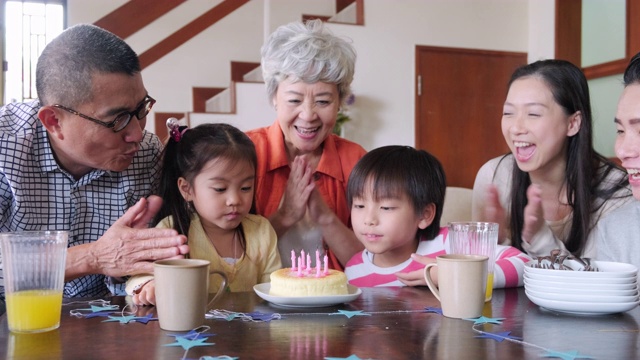 詳情圖-多代同堂的中國家庭在家為孩子慶祝生日