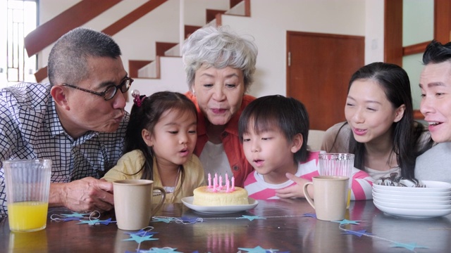 詳情圖-多代同堂的中國家庭在家為孩子慶祝生日
