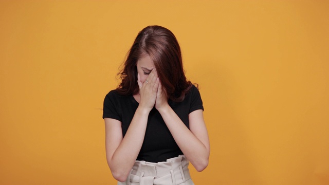 详情图-一个无聊的年轻女子用手捂着脸，一副不满的样子，哭着