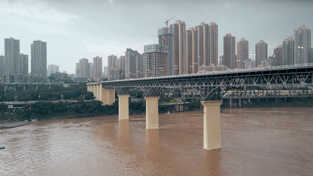 中国重庆嘉陵江大桥。