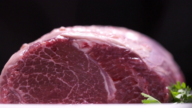 生大理石肉切牛肉旋转深色背景