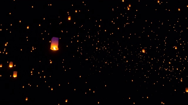 天灯飞向夜空