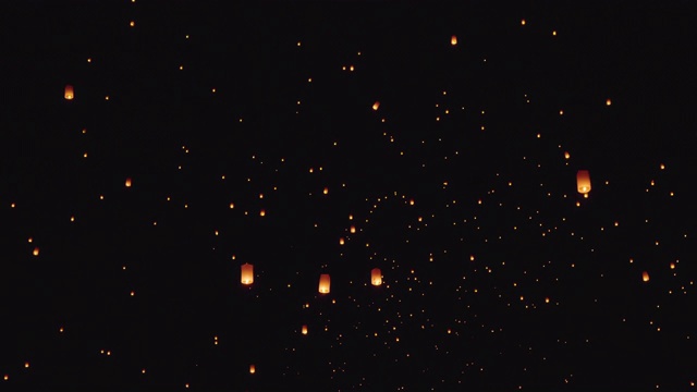 天灯飞向夜空