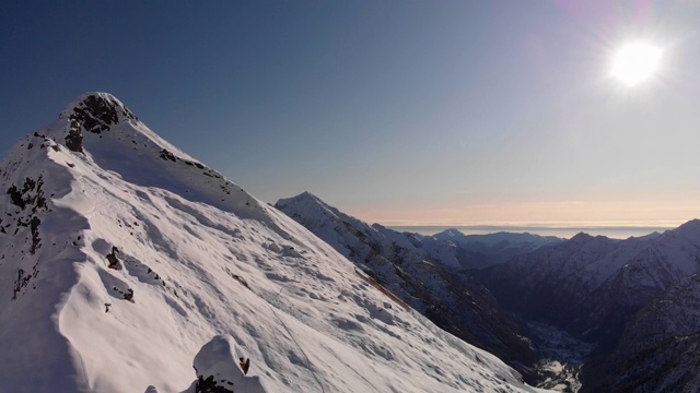 冬天的罗莎山，脚步上的雪和山谷的看法-无人机