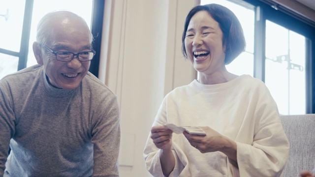 詳情圖-多代同堂的在除夕夜玩卡露塔紙牌游戲