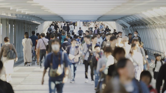 慢镜头许多行人行走，大群人，人群通勤和交通概念。亚洲城市生活理念