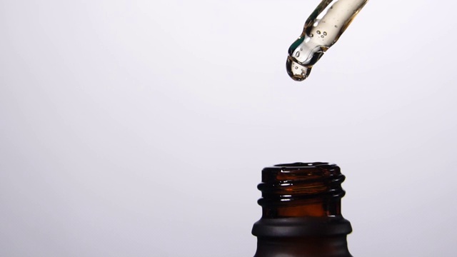 详情图-慢动作的液滴从移液管中以正确的成分滴入瓶中