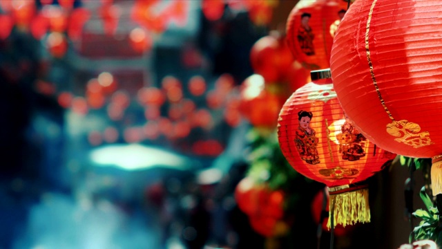 中国新年的灯笼与祝福文字意味着快乐，健康和财富