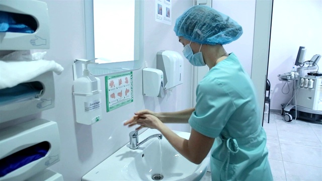 外科医生在手术前洗手。