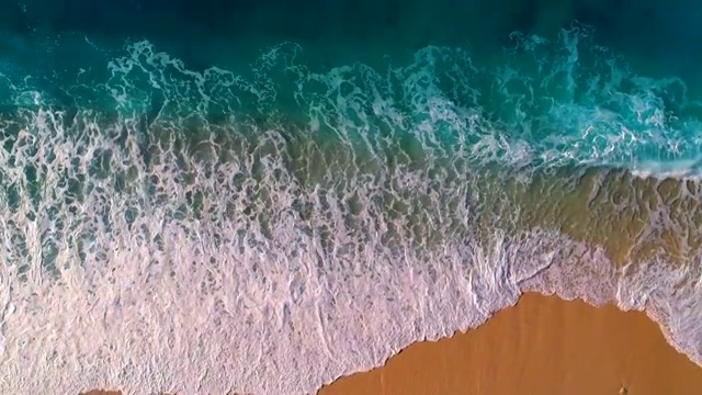 鳥(niǎo)瞰清澈的綠松石大海和波浪