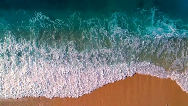 詳情圖-鳥瞰清澈的綠松石大海和波浪