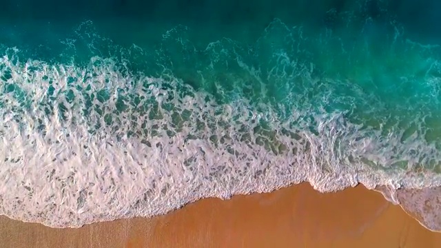 詳情圖-鳥瞰清澈的綠松石大海和波浪