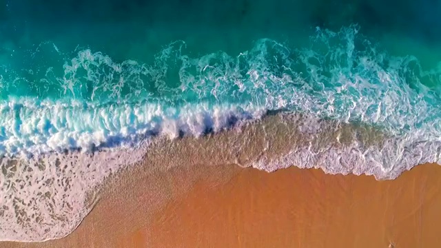 詳情圖-鳥瞰清澈的綠松石大海和波浪
