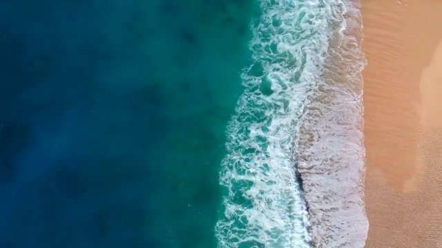 鳥瞰清澈的綠松石大海和波浪