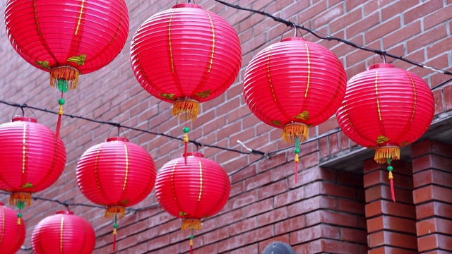 美丽的圆形红灯笼挂在古老的传统街道上，中国农历新年节日的概念，拉近。
