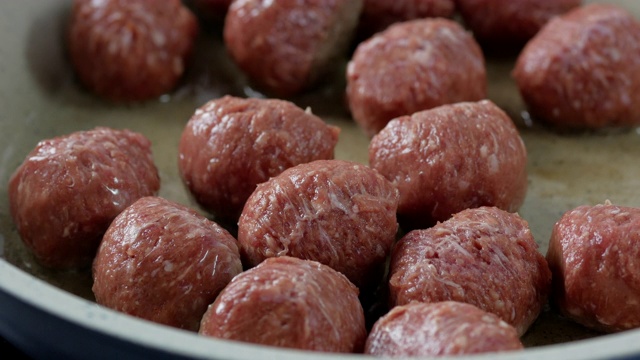 在平底锅上准备肉丸