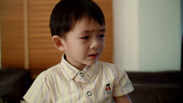 小男孩在哭