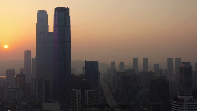 日落时分飞越长沙市市中心著名塔楼，江边航拍4k中国全景
