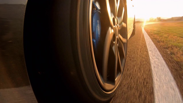 赛车，在赛车道上快速行驶